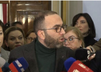 Bllokuan mbledhjen për Zgjedhoren, Bardhi: Nuk mund të kenë 7 deputetë 2/3 e anëtarëve që i takojnë opozitës