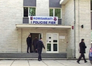 Fier/ Transportonin emigrantë kundrejt pagesës, arrestohen 3 persona