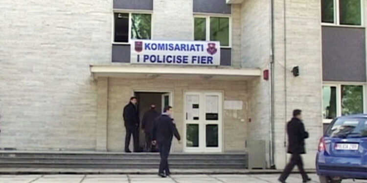 Fier/ Transportonin emigrantë kundrejt pagesës, arrestohen 3 persona