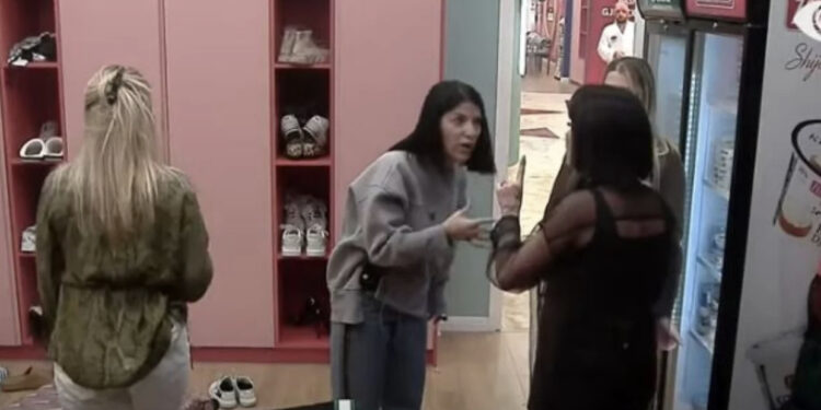 “Ke lindur fëmijë pa dashuri”! debat i ashpër mes Rozës dhe Ledjonës degradon në ofendime, përfshijnë familjen