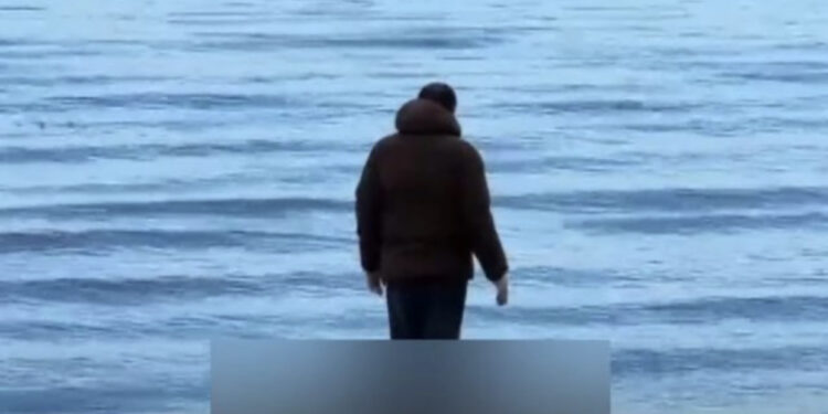 U nxorr në breg të detit e vdekur nga dallgët/ Identifikohet gruaja në Vlorë, dyshohet se…