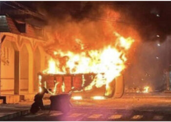 Tmerr në mes të tragjedisë! Polici vret të riun, banorët e dhunojnë për vdekje