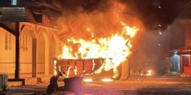 Tmerr në mes të tragjedisë! Polici vret të riun, banorët e dhunojnë për vdekje