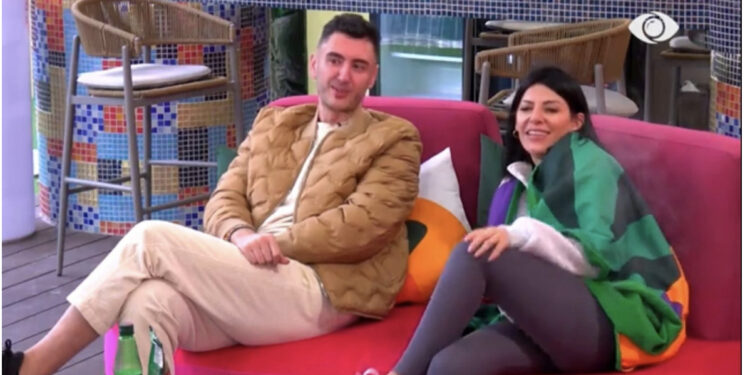 VIDEO/ “Thurrim aleanca”, Juli “kap mat” Ledionën dhe Drinin: Keni gjithë ditën, pse rrini bashkë?