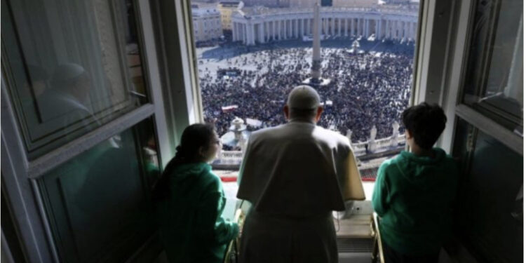 Hyri me thikë në sheshin e Shën Palit kur Papa po bekonte besimtarët, arrestohet 51-vjeçari në Itali