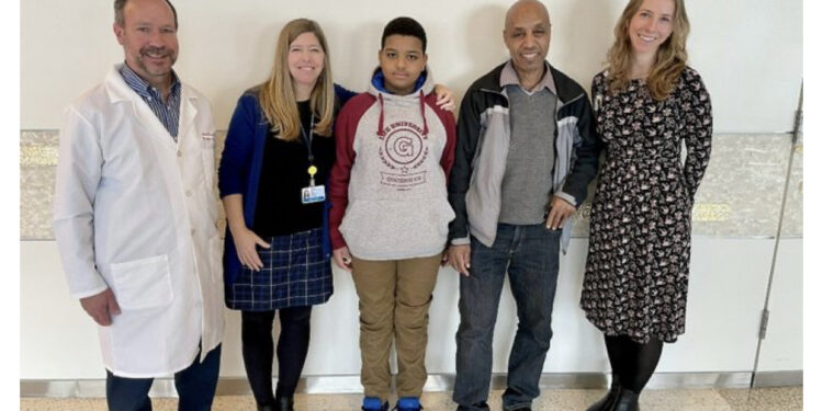 Revolucioni në mjekësi: Një fëmijë i lindur pa dëgjim për herë të parë në jetën e tij dëgjon tinguj