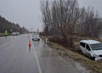 Shoferi i taksisë humb kontrollin dhe del nga rruga, dy të lënduar në aksin Korçë-Bilisht