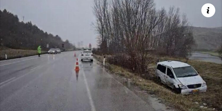 Shoferi i taksisë humb kontrollin dhe del nga rruga, dy të lënduar në aksin Korçë-Bilisht