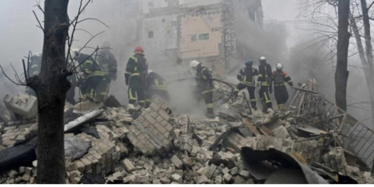 18 të vrarë dhe 130 të plagosur në sulmet ajrore ruse në Ukrainë