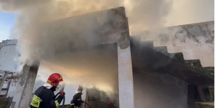 VIDEO/ Përfshihet nga flakët banesa në Fier, shpëton 60-vjeçari