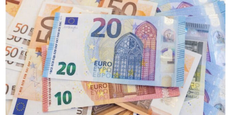 Këmbimi valutor/ Me sa blihen e shiten dollari dhe euro, çfarë ndodh me monedhat e tjera