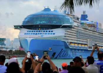 “Icon of the Seas”, anija më e madhe e lundrimit në botë nis udhëtimin e saj të parë