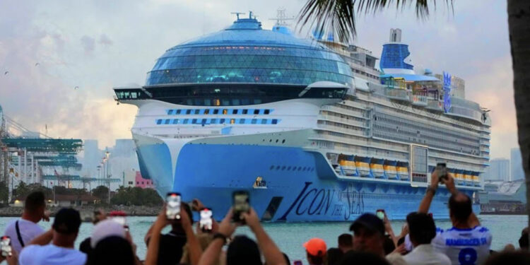 “Icon of the Seas”, anija më e madhe e lundrimit në botë nis udhëtimin e saj të parë