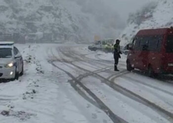 Moti i keq/ Bllokohet bypass i Qafë-Murrizës në Rrugën e Arbrit! Lëvizja e mjeteve do të kryhet nga aksi i vjetër! Përmbyset kamioni nga era në Milot