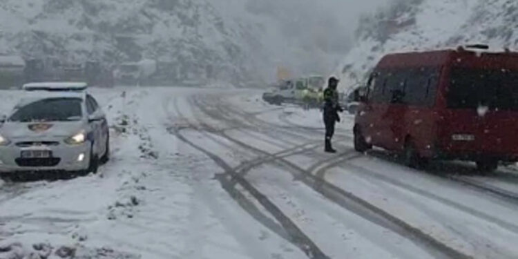 Moti i keq/ Bllokohet bypass i Qafë-Murrizës në Rrugën e Arbrit! Lëvizja e mjeteve do të kryhet nga aksi i vjetër! Përmbyset kamioni nga era në Milot