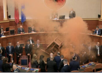 A do të rinisë “lufta” nesër në parlament? Opozita ka paralajmëruar vijimin e betejës me tymuese e flakadanë