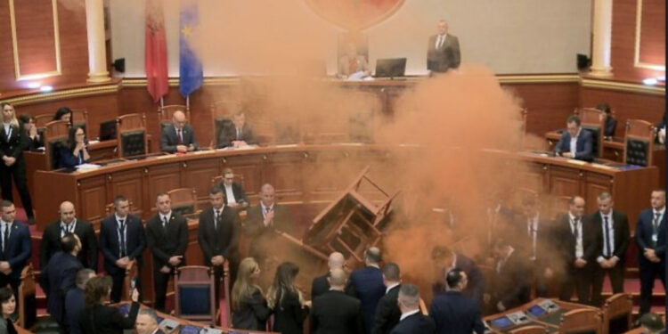 A do të rinisë “lufta” nesër në parlament? Opozita ka paralajmëruar vijimin e betejës me tymuese e flakadanë