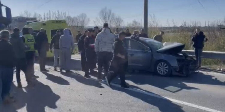 U bllokua në makinë! Shoferi nxirret i vdekur, 3 të plagosur