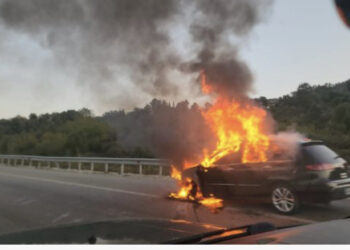 Aksident në aksin Elbasan-Tiranë, përplasen dy makina, njëra përfshihet nga flakët