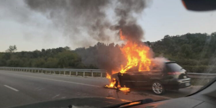 Aksident në aksin Elbasan-Tiranë, përplasen dy makina, njëra përfshihet nga flakët