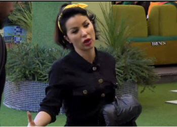 Debat i ashpër/ Banorët e fajësojnë për përjashtimin e Klodian Duros, Roza Lati kujton dhunën ndaj nënës së saj