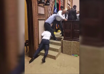 Parlamenti kthehet në “arenë boksi”, deputetët përleshen me njëri-tjetrin