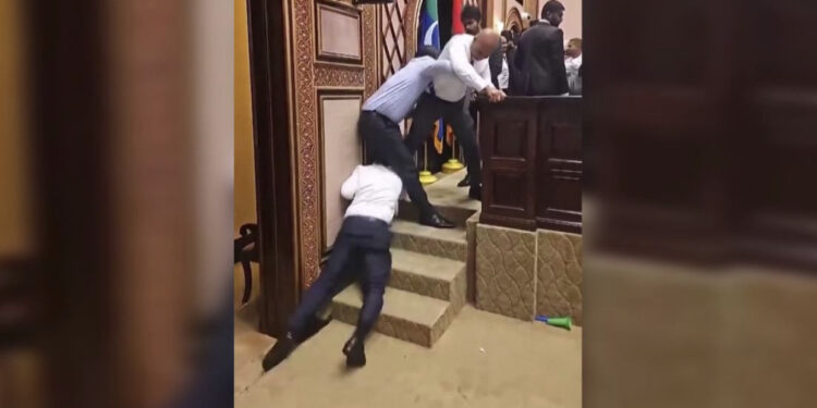 Parlamenti kthehet në “arenë boksi”, deputetët përleshen me njëri-tjetrin