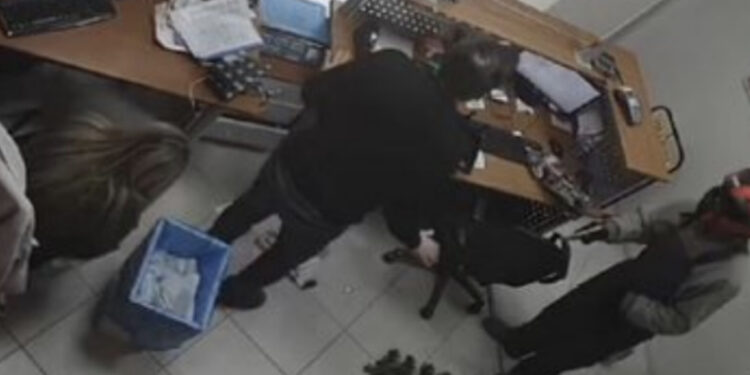 Grabitën me armë zyrën e postës në Greqi, prangosen dy shqiptarët