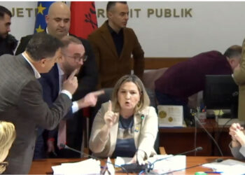 LIVE/ Plas keq në Komision, kolegët e PD përplasen me Flutura Açkën, i rrëmbejnë mikrofonin
