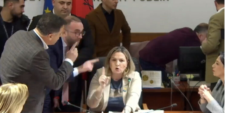 LIVE/ Plas keq në Komision, kolegët e PD përplasen me Flutura Açkën, i rrëmbejnë mikrofonin