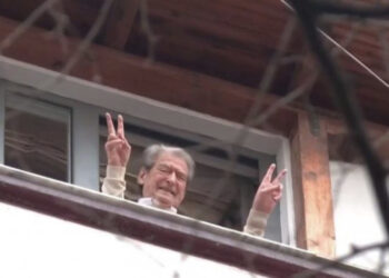 Sali Berisha në “arrest shtëpie”, policia i shkon për kontroll