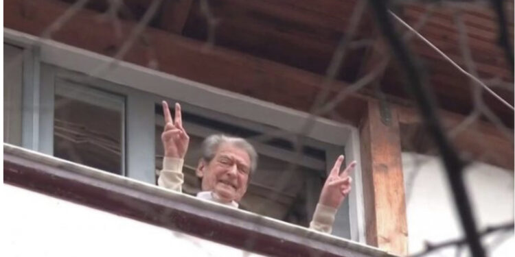 Sali Berisha në “arrest shtëpie”, policia i shkon për kontroll