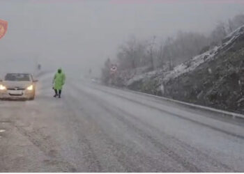 Situata e reshjeve të borës, policia apel drejtuesve të mjeteve: Ulni shpejtësinë dhe ruani distancën nga njëra-tjetra