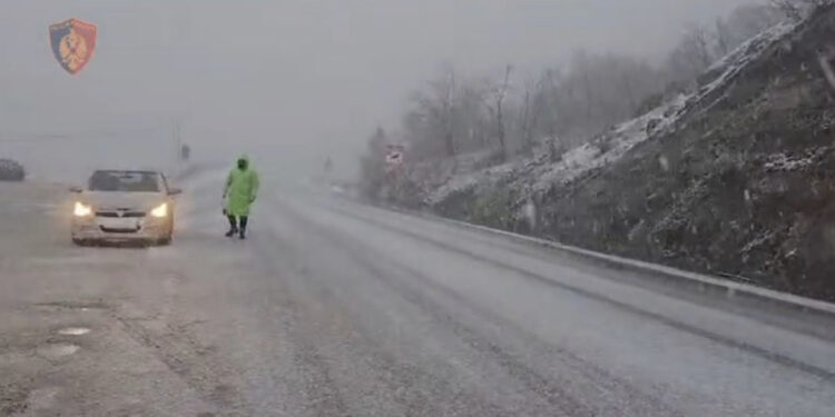 Situata e reshjeve të borës, policia apel drejtuesve të mjeteve: Ulni shpejtësinë dhe ruani distancën nga njëra-tjetra
