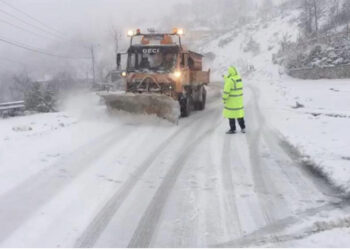 Dëbora mbulon Shkodrën/ Vështirësi në qarkullimin e mjeteve, bllokohen dy akse rrugore
