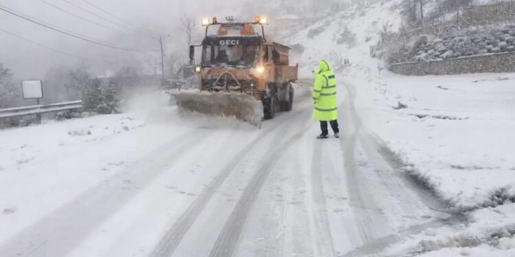 Dëbora mbulon Shkodrën/ Vështirësi në qarkullimin e mjeteve, bllokohen dy akse rrugore