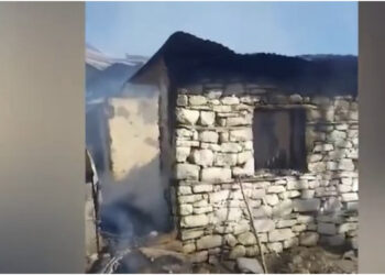 Flakët shkrumbojnë dy banesa në Gramsh, familjarët mbesin në qiell të hapur