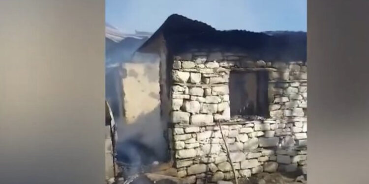 Flakët shkrumbojnë dy banesa në Gramsh, familjarët mbesin në qiell të hapur