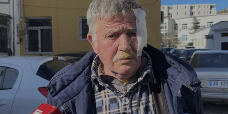 Sherri për pronën me bashkëfshatarin/ E goditën me lopatë dhe i prenë gishtat, flet i moshuari