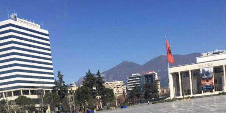 Shkëmbi ra mbi banesë dhe i zuri këmbët/ Familjarët apel për ndihmë, nuk përballojnë shpenzimet për kurimin e 25-vjeçarit