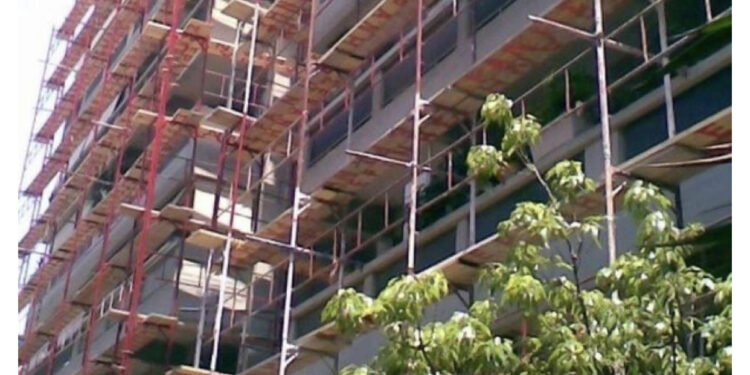 E RËNDË në Tiranë/ Bie skela e një pallati në ndërtim, plagosen babë e bijë!