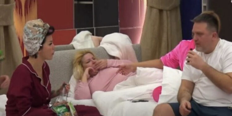 VIDEO/Roza Lati sherr me Julian Dedën: O Jul karagjozi, mblidh mendjen!