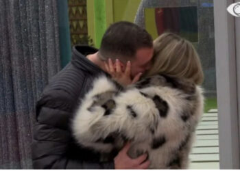 VIDEO/ Romeo përlotet, por më pas sqarohet me Vesën: Përqafim dhe puthje mes tyre