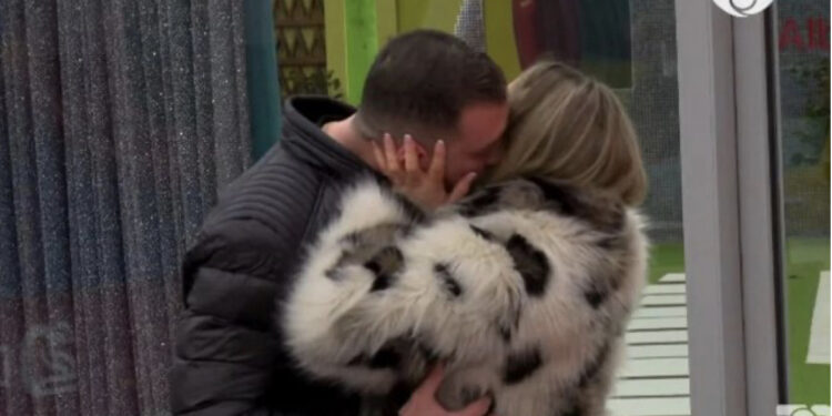 VIDEO/ Romeo përlotet, por më pas sqarohet me Vesën: Përqafim dhe puthje mes tyre