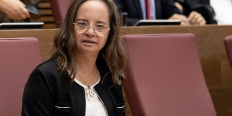 HISTORIKE në Spanjë/ Njihuni me Mar Galcerán, deputeten e parë me sindromën Down