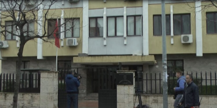 Gjykata e Lezhës lëshon 11 masa sigurie për zyrtarët e Hipotekës