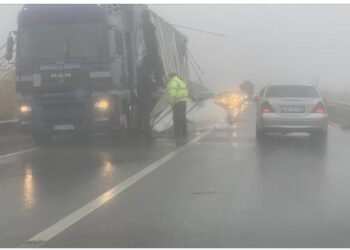 Erë e fortë në Lezhë/ Kamioni rrezikon përmbysjen në rrugë. Trafik i rënduar