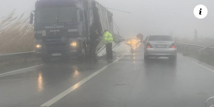 Erë e fortë në Lezhë/ Kamioni rrezikon përmbysjen në rrugë. Trafik i rënduar