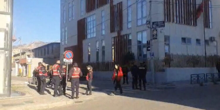 E martë e zezë! 36-vjeçari hidhet nga pallati në Elbasan