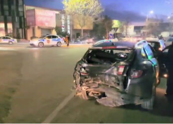 VIDEO/ Tapë në timon, shoferi merr para 4 makina në Shkozet dhe përfundon brenda rrethrrotullimit